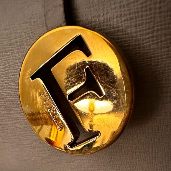 FURLA~SMOOTH CLOUD LIKE SATCHEL PERFECT FOR COLLECTORS OF UNIQUE FINE BAGS - Picture 2 of 4